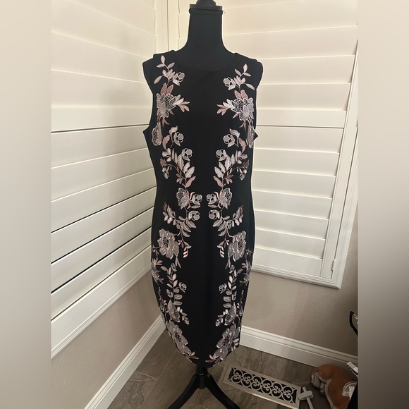 Black dress with embroidered design. Pink shrug with pockets by Azure included - Picture 3 of 4